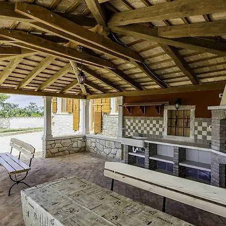 Hébergement de vacances Amazing In Murine W/ Outdoor Swimming Pool, Jacuzzi And 4 Bedrooms Valizza